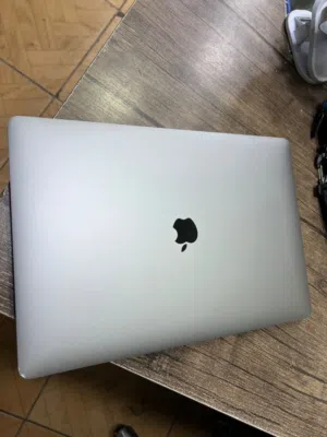 MacBook Pro 2019 Core i9 بكرتين شاشة شاشة كبيره بحالة ممتازه