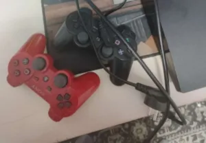 PS3 slim مهكر مع ايدتين
