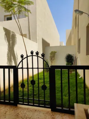 محل للإيجار في فينيسيا شارع سنتر حيوي