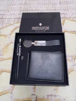 محفظة جلدية فاخرة وانيقة البنك الكويتي ممن الجلد الصناعي عالي الجودة مع قلم وميدالية جلد فاخرة. جديد