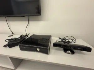 Xbox 360 slim with Kinect