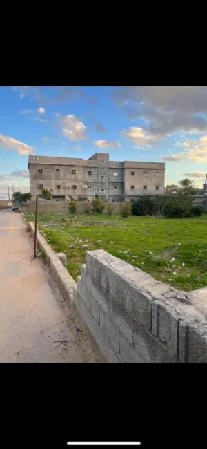 عماره للبيع تتكون من 6 شقق شقتين الارضيات 5 غرف والاربعه شقق الاخرى تتكون من 3غرف مربوعه وحمام خارجي