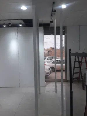 ديكورات خشب للعرض لمحلات الملابس