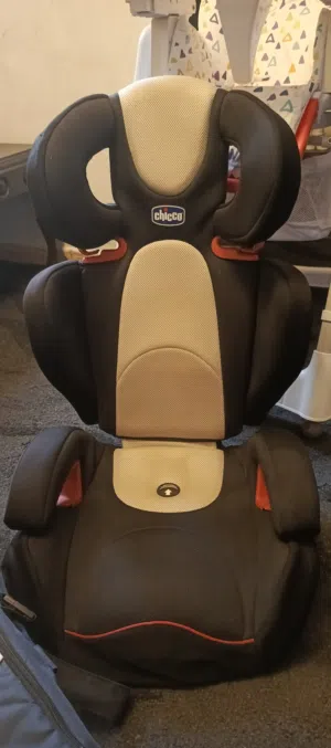 مقعد بيبي لسياره ماركت شيكو وكوت محمول شيكو بحاله ممتازه