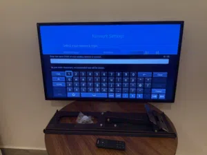 شاشة Samsung Smart 3D 40 إنش مع ريموت، نظارتين 3D، وقاعدة تعليق عالحيط