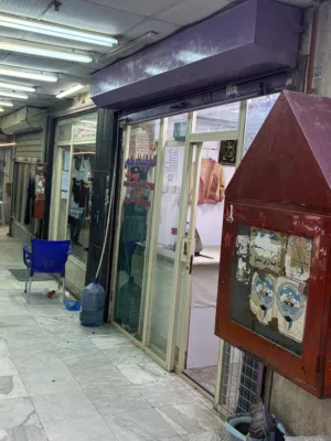محل للإيجار في سوق الفحيحيل في وجه بيت اولادنا في شارع الذهب الدبوس. الايجار من المالك مباشرةً