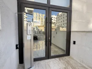 شقة طابق شبه ارضي لللبيع مساحة 144م مع تراس 80م بتطشيبات مميزة