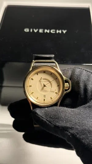 ساعة جفنشي بسعر التراب