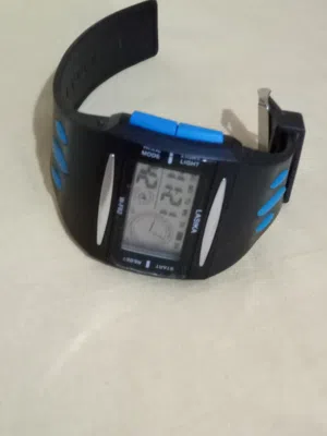 ساعه لاسيكا الرياضيه المقاومه للماء جديده .