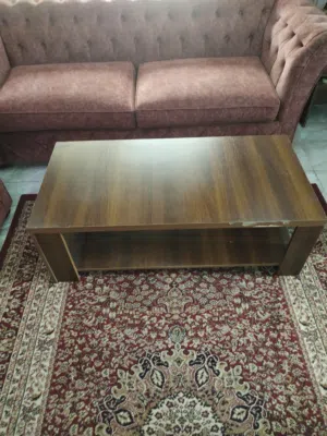 طاولة وسط مع طربيزات خدمة