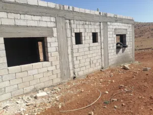 3400متر شرق جرش مع بيت عظم و مزرعه في حمامه
