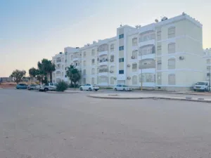 شقة للبيع – عمارات 7000 قاريونس – بنغازي اكبر مساحة دور اول