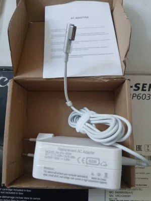 هذا محول طاقة بديل (Replacement AC Adapter) مصمم لأجهزة الكمبيوتر المحمول، ويظهر بوضوح أنه متوافق مع