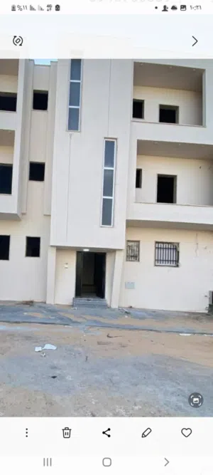 شقه نص تشطيب بقرب مزرعه عنب لا سلاك لكريميه دور التالت