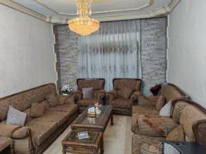 طقم كنب 8 مقاعد مع طاولتهم وسجاد