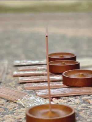 أعواد الصندل مع القاعده
