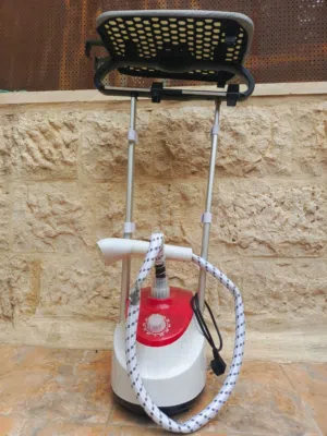 مكواة بخار مع طاولة