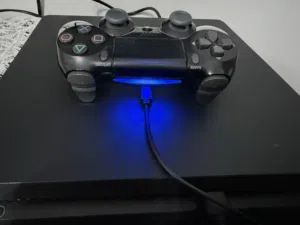playstation 4 slim 500GB  للبيع الجهاز وكالة
