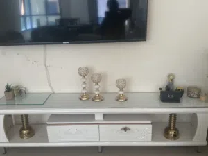 طاوله تلفزيون بيضاء