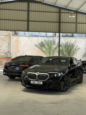 BMW i5 eDrive40 (2024) ، 9000 KM Only , مكفولة ابو خضر مع عقد صيانة