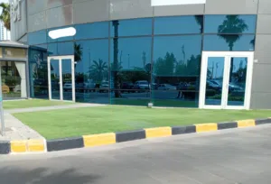 للايجار محلين موقع ممتاز عالخليج