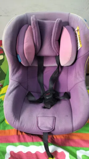 كرسي سيارة للأطفال