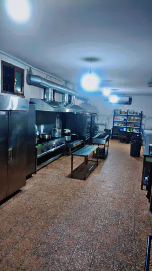 معمل حار بالمعدات متع للاجار او البيع