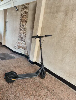 سكوتر كهربائي شحن / صناعة تركيه مستخدم استخدام نظيف اللون اسود مع الكارتون والاستخدام داخل الكراج