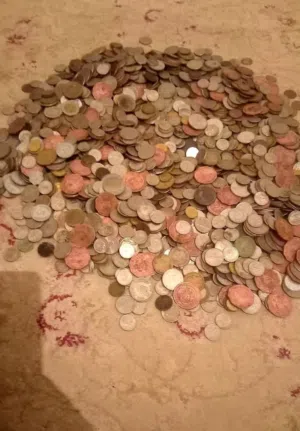 مجموعة من العملات القديمة للبيع مع بعضهن