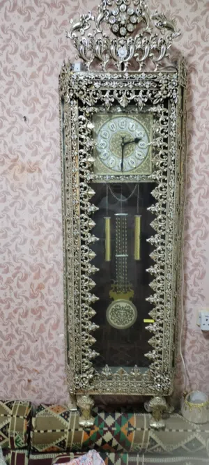 ساعه تحفه ارتفاع 2م وعرض 80سم مطرزه كرستال اصلي لماع