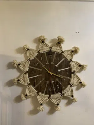 ساعة حائط مكرمية