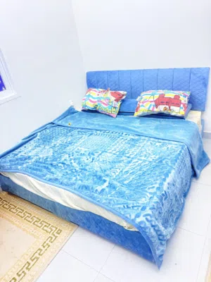 سرير بالمرتبه مع تسريحه