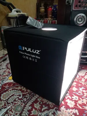 صندوق إضاءة للتصوير الفوتوغرافي من علامة Puluz، وهو مصمم بشكل محمول وقابل للطي لاستوديوهات التصوير ا