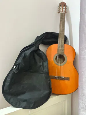 مع شننة وريشةcort classical guitar AC100DX YT professional guitar with 19 frets مع اوتار جديدة Savar