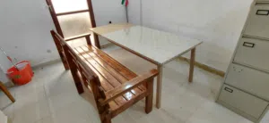 طاولة ايكيا وكرسي خشب ومهد اطفال وسرير كبير وشانون للبيع لدواعى السفر