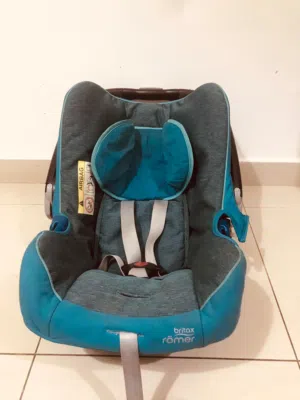 كرسي سيارة للأطفال مستعمل بحالة جيدة Used children's car chair in good condition