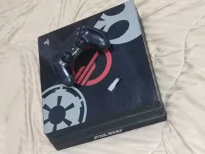 بلايستيشن 4برو نظيف مش مفتوح استعمال نظيف جدا بكامل ملحقاته