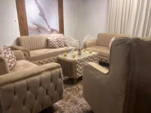 طقم كنب 9مقاعد مع طاولة للبيع بسعر حرق