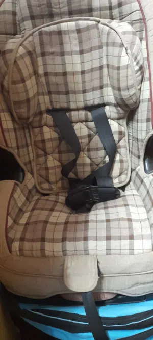 كرسي أطفال للسياره مستعمل وكاله والسعر قابل للتفاوض