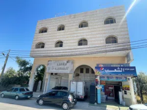 عمارة تجارية مع قطعة أرض