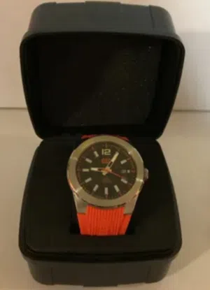 ساعة يد من ماركة كاترابيلر (Caterpillar) بسوار برتقالي،