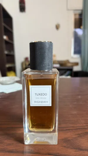 عطر توكسيدو 125 مل مستعمل للبيع متبقي منه نسبة كبيرة العطر العطر بدون علبة وليس تستر