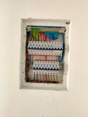 كهربائي منازل طرابلس لجميع خدمات الكهرباء،الأسعار في متناول الجميع،دقة في العمل،سرعة في الانجاز