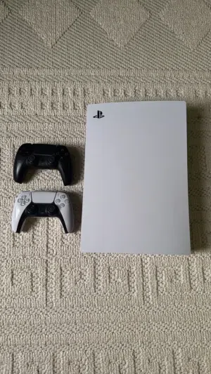 سوني 5 مع جهازين والعاب