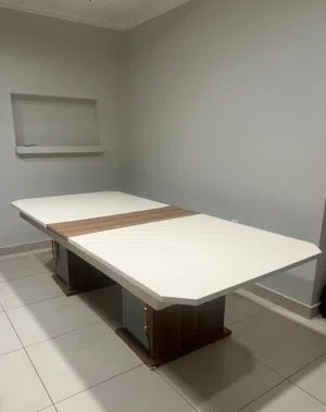 طاولة طعام ل 8 اشخاص مع الكراسي