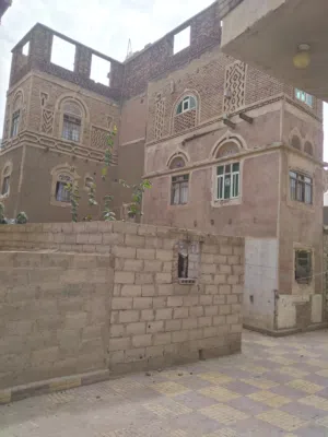 44 m2 More than 6 bedrooms Townhouse for Sale in Sana'a Ar Rawdah