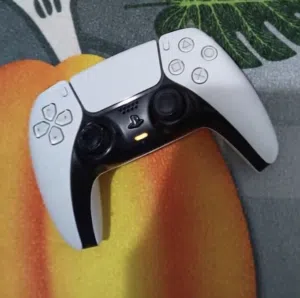 ذراع ps5الاصلية الي جاية مع الجهاز