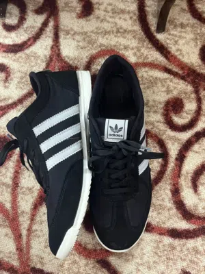 بوات اديداس اصلي مستعمل واحد لونه اسود و الثاني كحلي مميزين جدا و بسعر مميز 7 الواحد و 12 الثنين