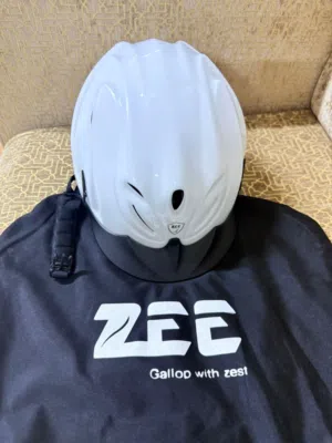 السلام عليكم اخواني عندي خوذة zee باقي التفاصيل تحت