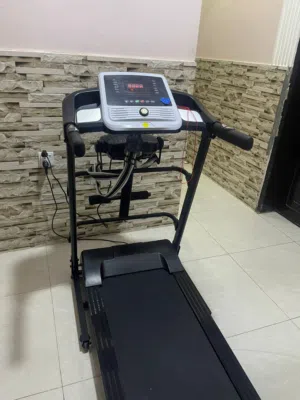 جهاز جري نضيف كالحديد وفيه جهاز هزاز المعده